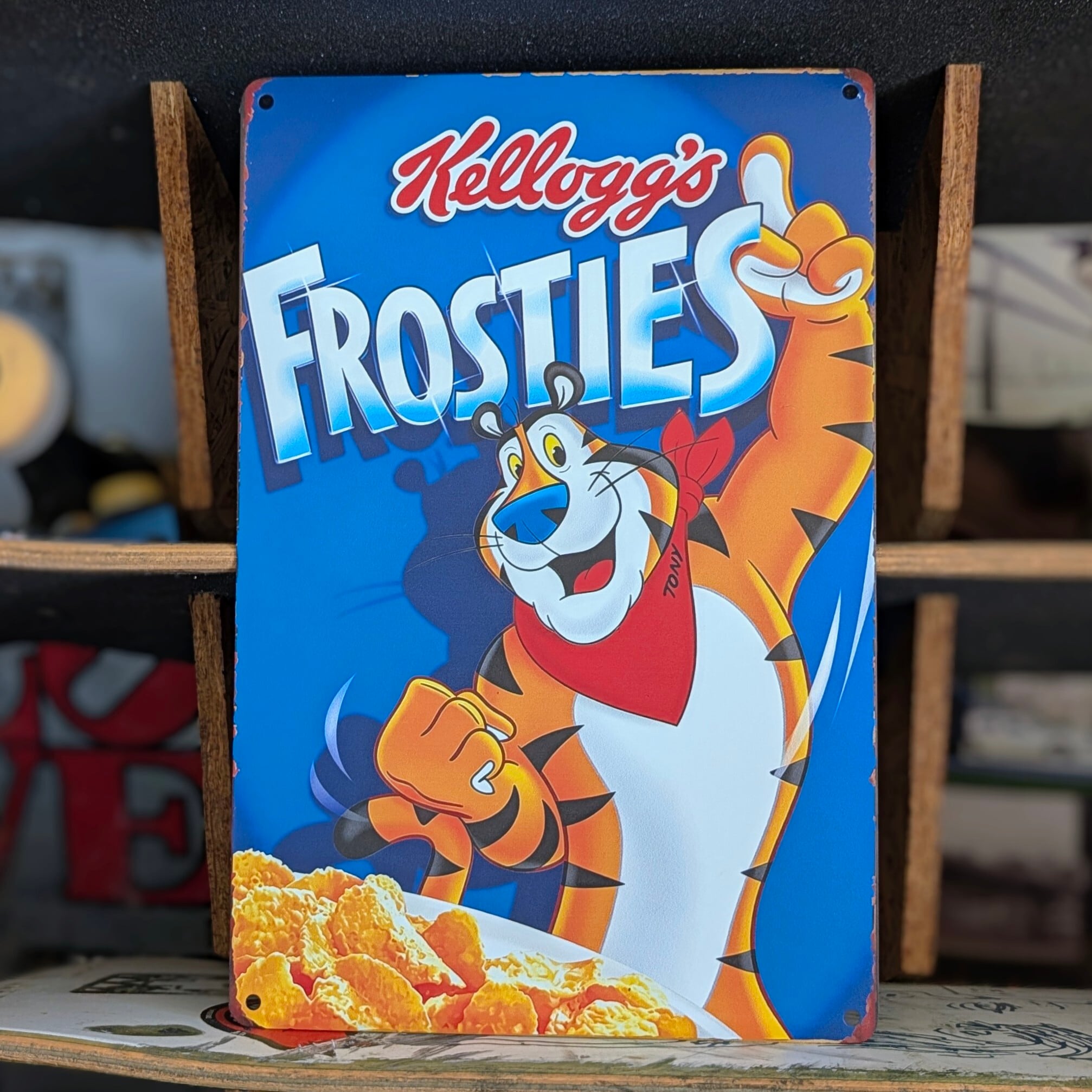 送料無料!ちょうどいいブリキ看板 【 Kellogg's FROSTED FLAKES ( ケロッグ シリアル フロステッド・フレークス ) 】トニー・ザ・タイガー / METAL SIGN / メタルサイン / ブリキ看板 / サインボード / ビンテージ加工〚アメリカン雑貨 アメトイ〛