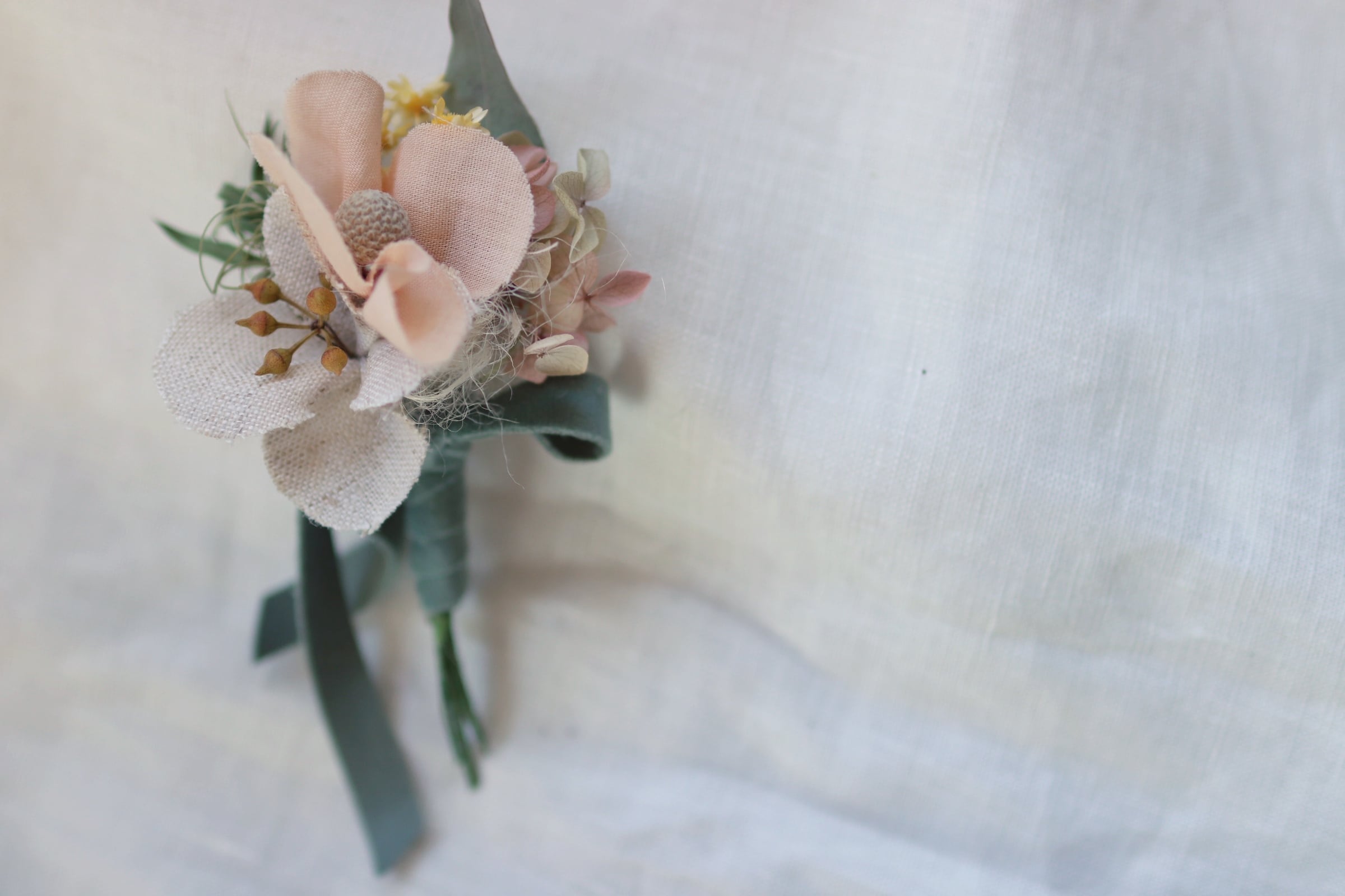 ドライフラワーと布花のコサージュ