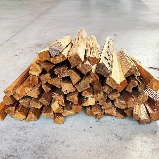 ［11kg］焚き付け用（スギの細割り薪：35cm）針葉樹　※含水率20％以下