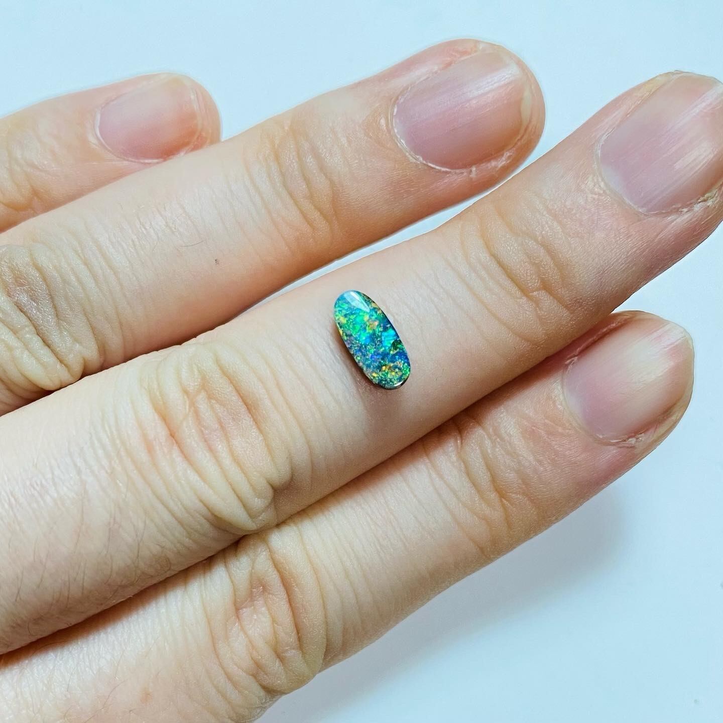 印象派画家の散歩する小川 ボルダーオパール