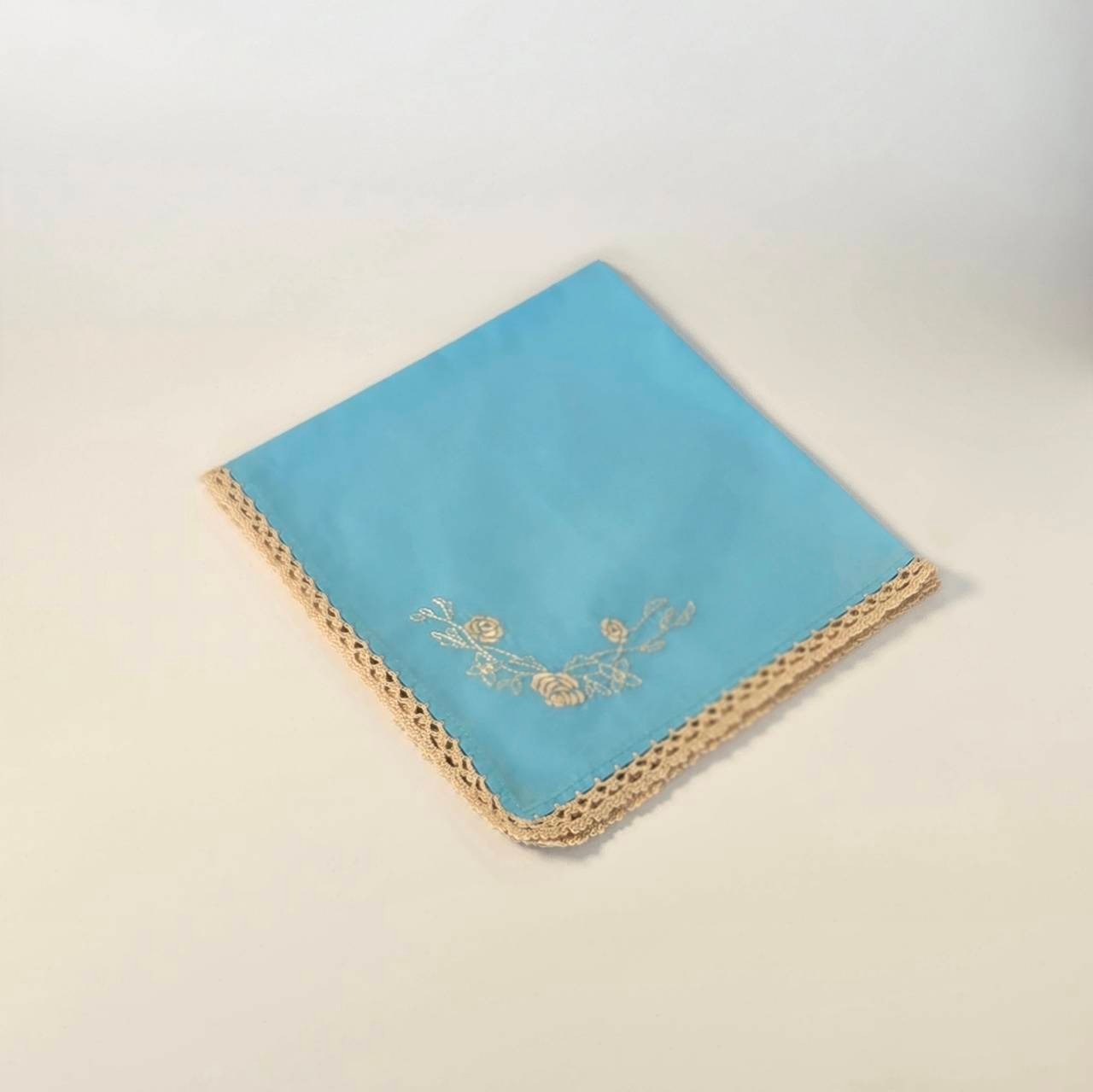 手刺繍ハンカチ　　クロシェの縁取り　ターコイズブルー×シャンパンベージュ　