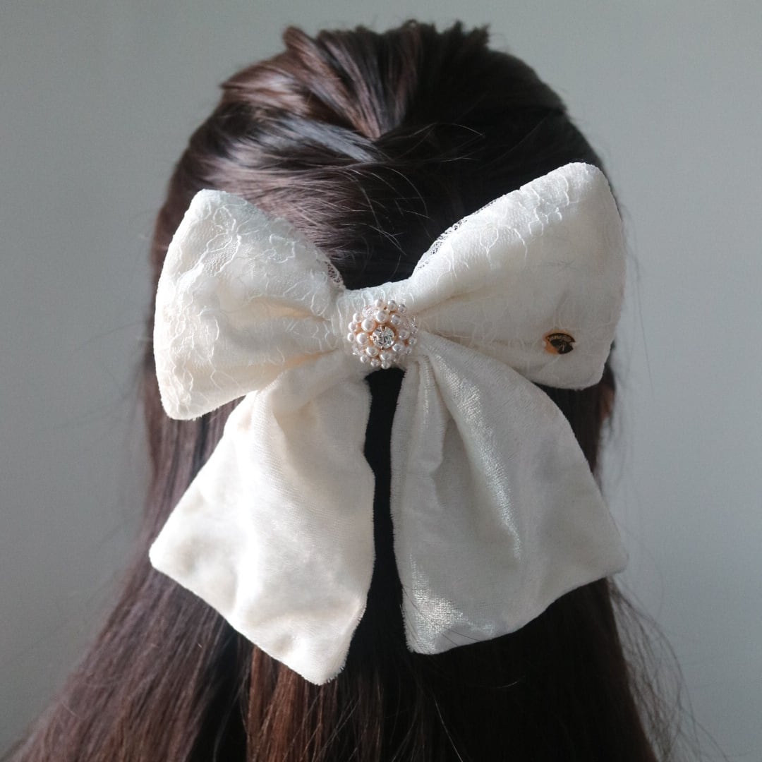 澄んだ輝きを添える、ピュアな大人ベロアレースリボンクリップ - Lumière Blanche(リュミエール・ブランシュ)