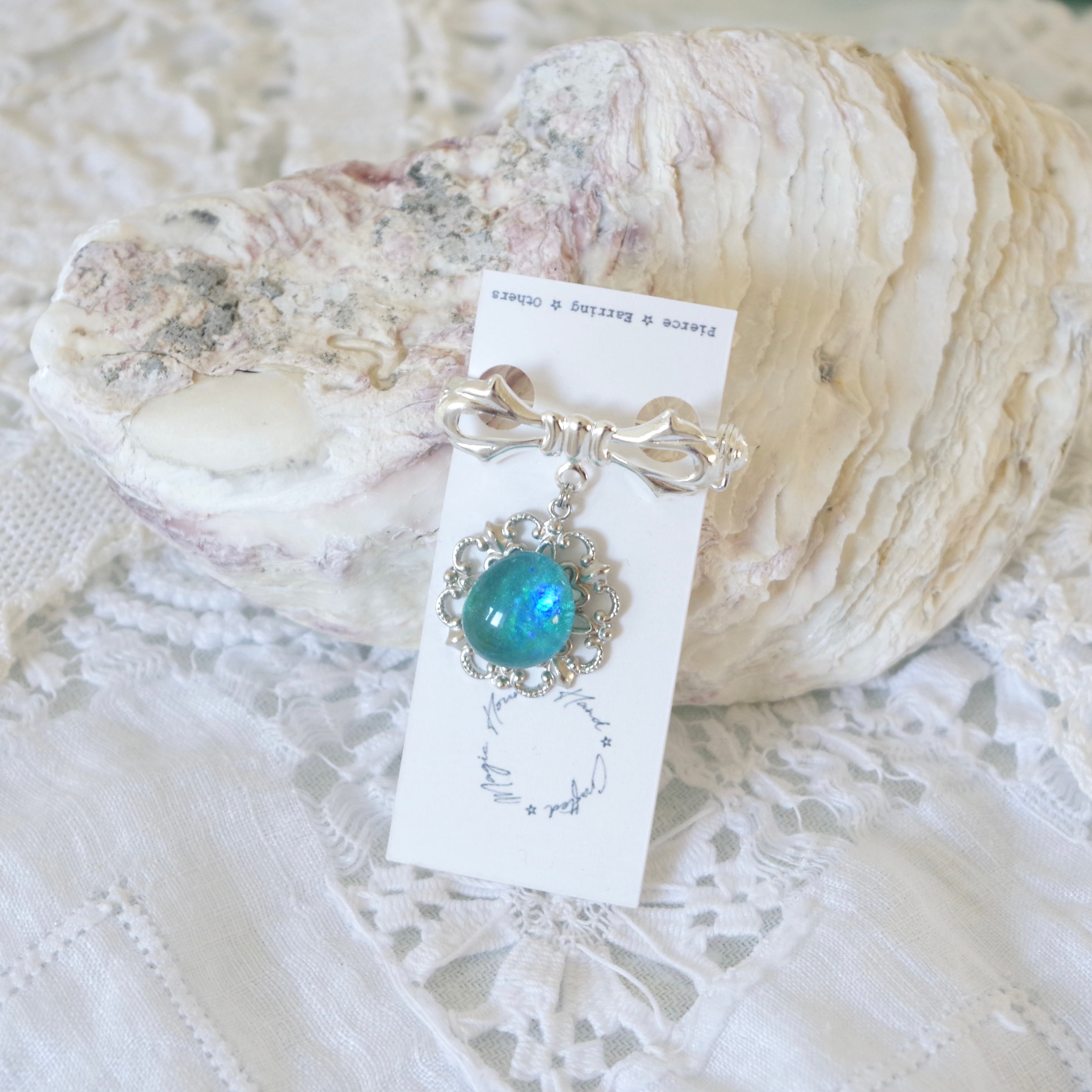 Aura │ 揺れるシーグラスの小さなリボンブローチ〈Tropical Beach〉