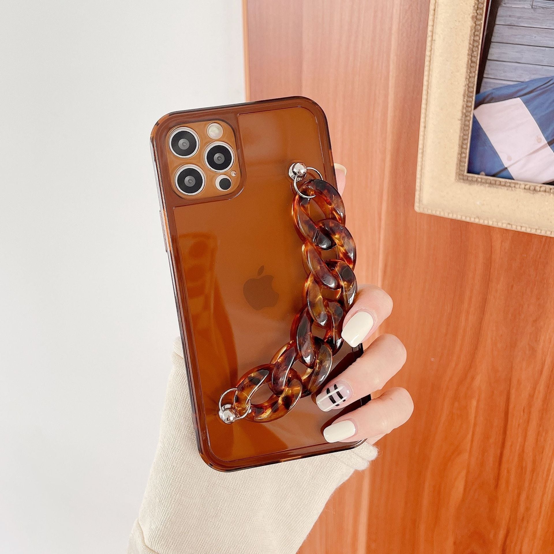 おしゃれに落下防止◎ブラウン べっ甲風チェーン iPhone14 対応 キーリングハンガー アイフォン スマホケース ND-14422