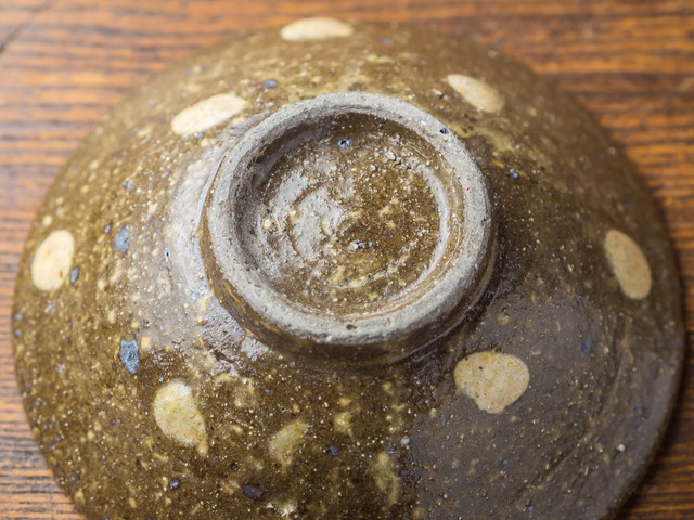 4寸飯茶碗 茶地に白ドット柄（小鉢・盃）／西川真衣