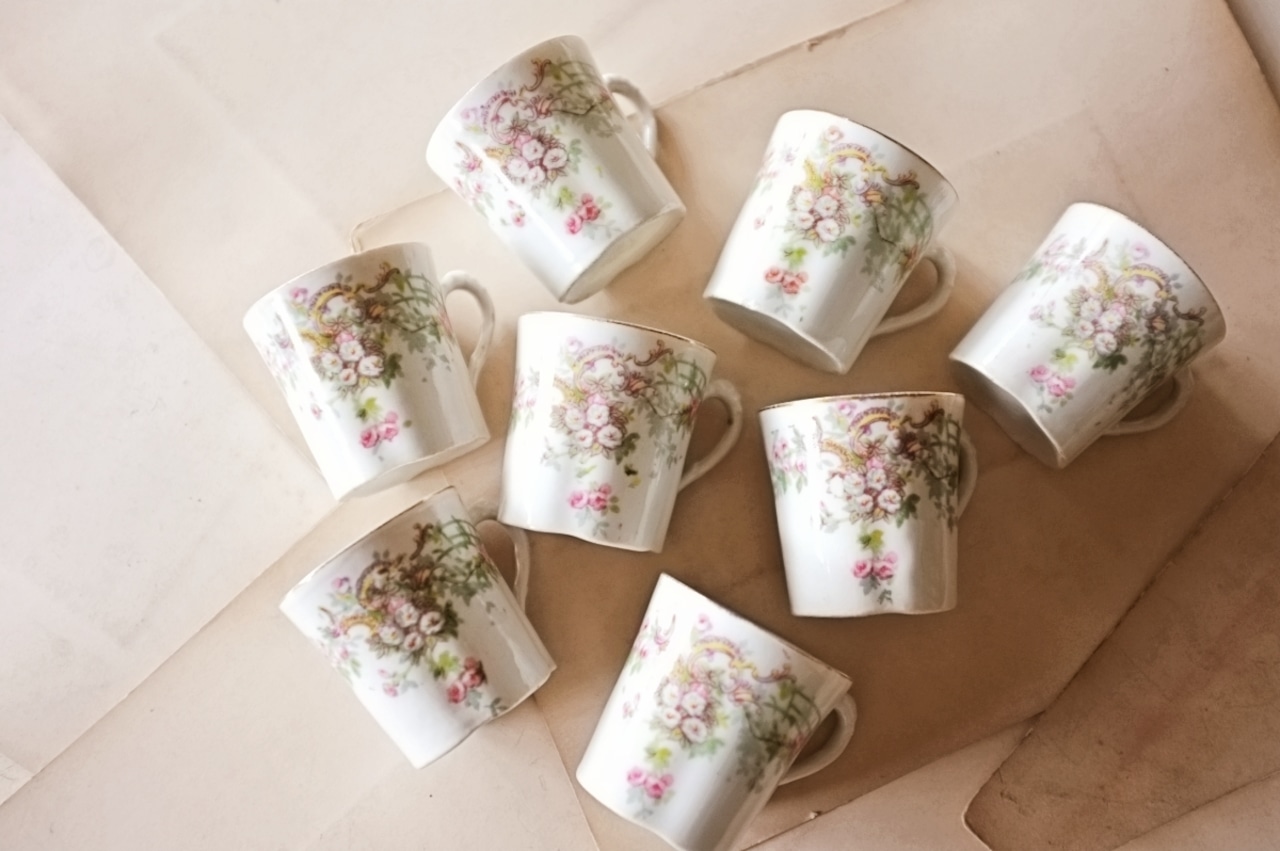 19世紀 フランス 湾曲のロココと薔薇たちの手彩色カップ パリ窯 アンティーク