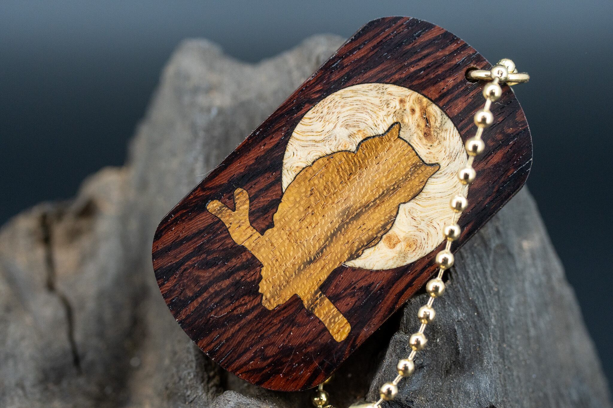 【東洋のローズウッド】 縞紫檀 変わり杢 ドッグタグ 象嵌 夜とミミズク