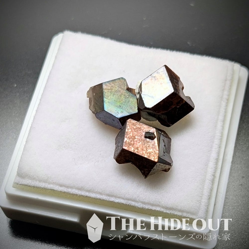 日本国産鉱物標本058 奈良県吉野郡天川村行者還岳レインボーガーネット