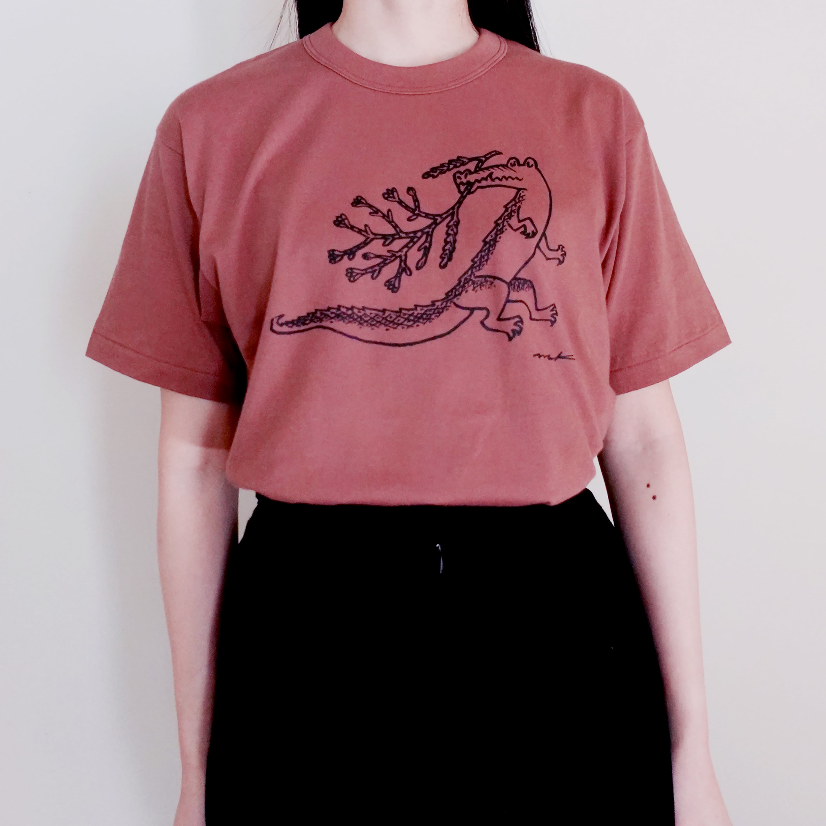 鹿児島睦「Tシャツ」ネコ・ピンク／ワニ・ブラウン Sサイズ | ブルー
