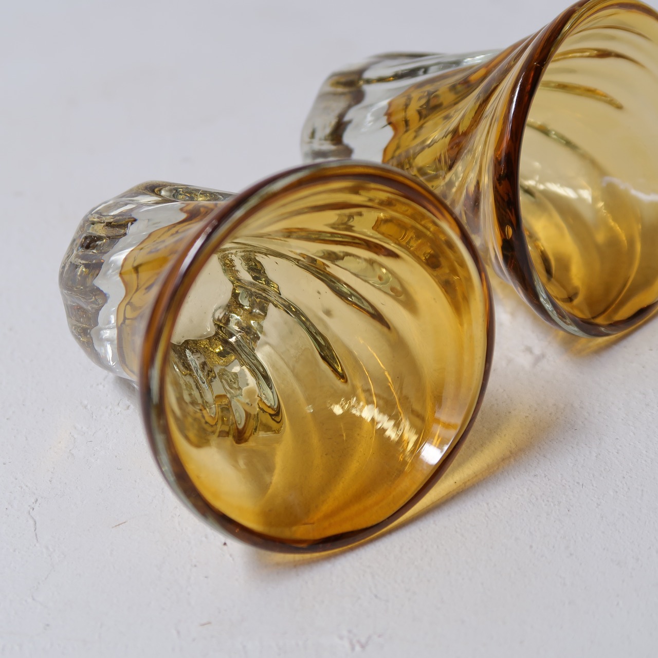 琥珀色のガラスのおちょこ