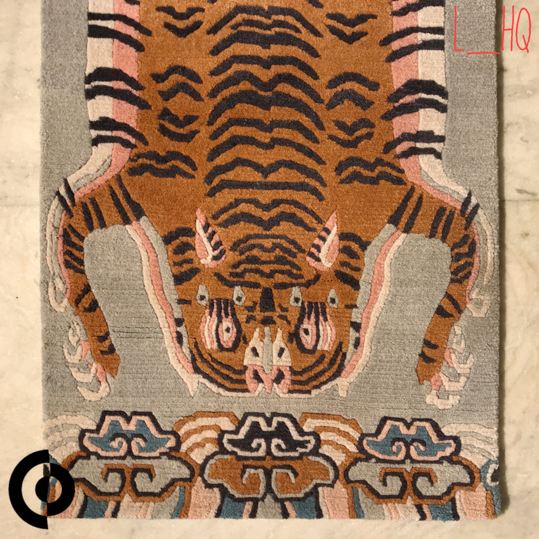 L ハイグレード チベタンタイガーラグ ★ HQ TIBETAN TIGER RUG ★ TIBET WOOL ★ 60KNOT ★ HANDMADE  【 150 × 60 cm 大サイズ 本物 チベットウール製 カーペット ヒマラヤングレー - チベット絨毯 ネパール産 ハンドメイド 手織り