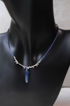 カイヤナイトのネックレス　サファイア/マクラメコード