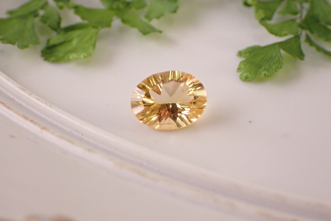 シトリン(コンケーブカット)　1.51ct　[C10‐117]