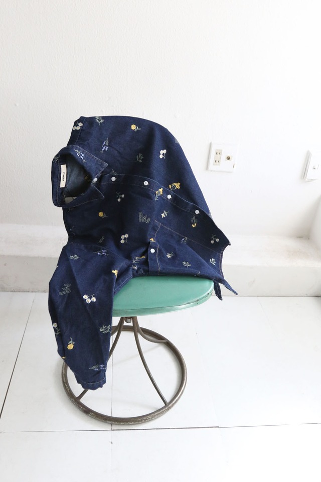 フラワーデニム刺繍シャツ(W26W2008H)