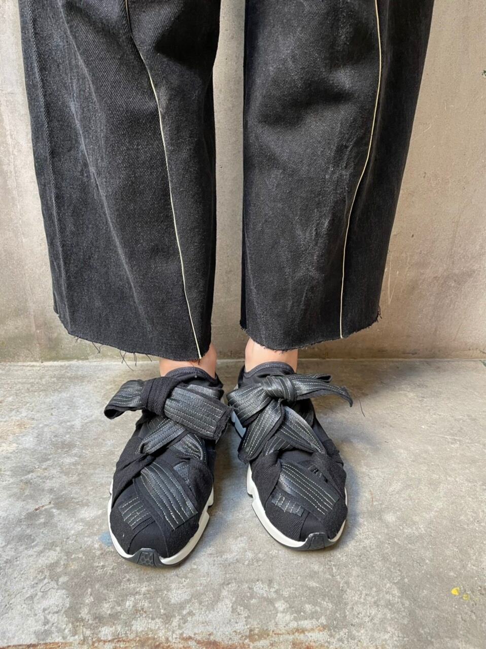 ﾌｪｲｸﾚｻﾞｰﾘﾎﾞﾝｽﾆｰｶｰ BLK【ﾘﾊｰｽﾞｵｰﾙ】fake leather ribbon sneakers BLK ...