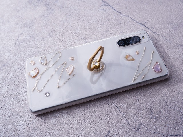 jewel 真鍮のスマホリングとシェルのスマホケース（iPhone 14/14 Pro
