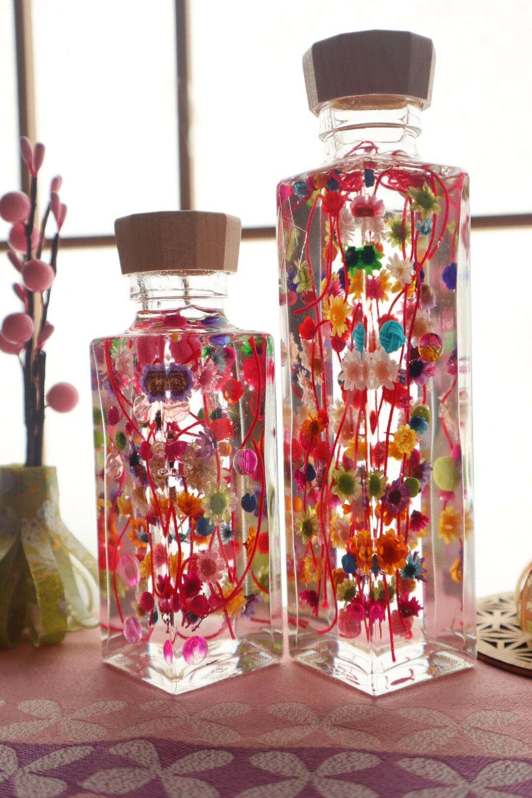 華やかなレッド&ホワイトバラをご覧ください♪*¨…♬ ハーバリウムボトルフラワー 華やかなレッド&ホワイトバラをご覧ください♪*¨…♬ ハーバリウムボトル