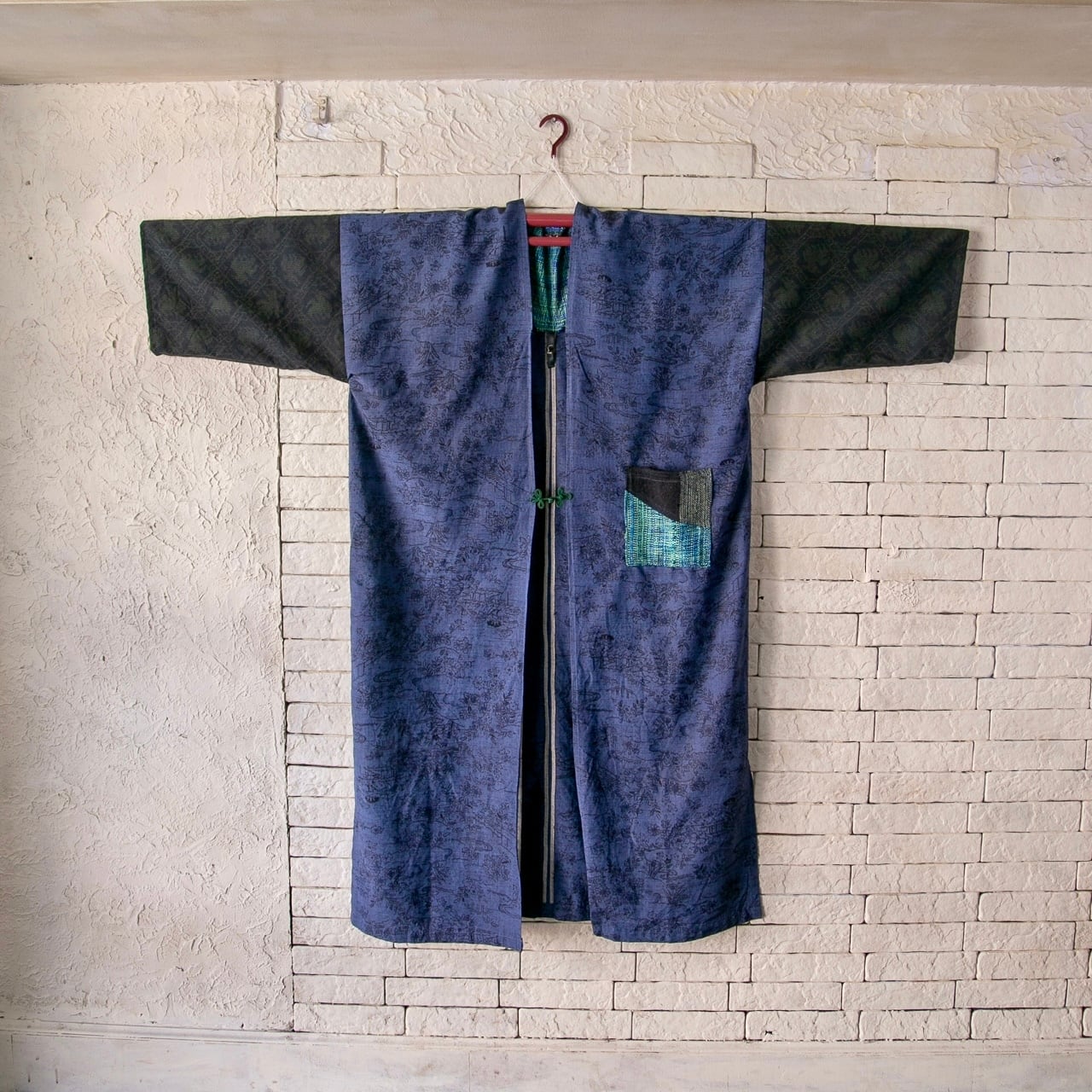 濃紺生地と花草模様　2種類の絹100％紬のコート　20CT006