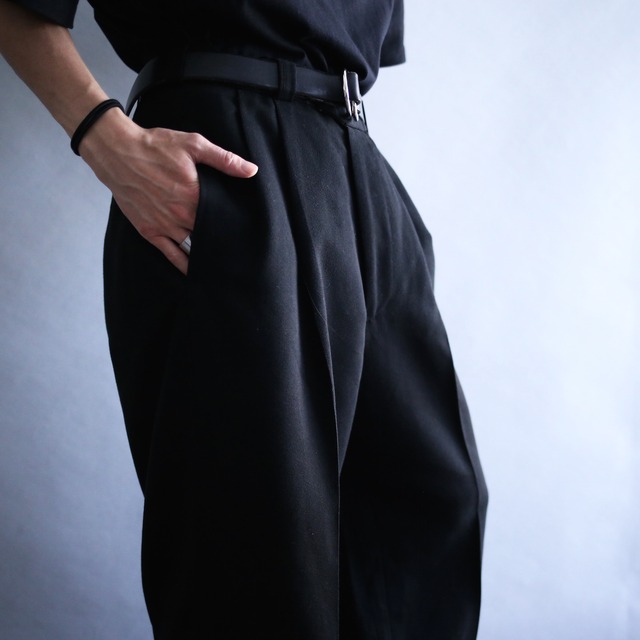 2-tuck tapered silhouette black wide slacks