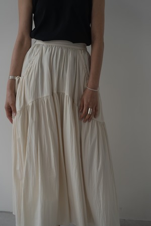 TIERED TACK FLARE SKIRT（WHITE）