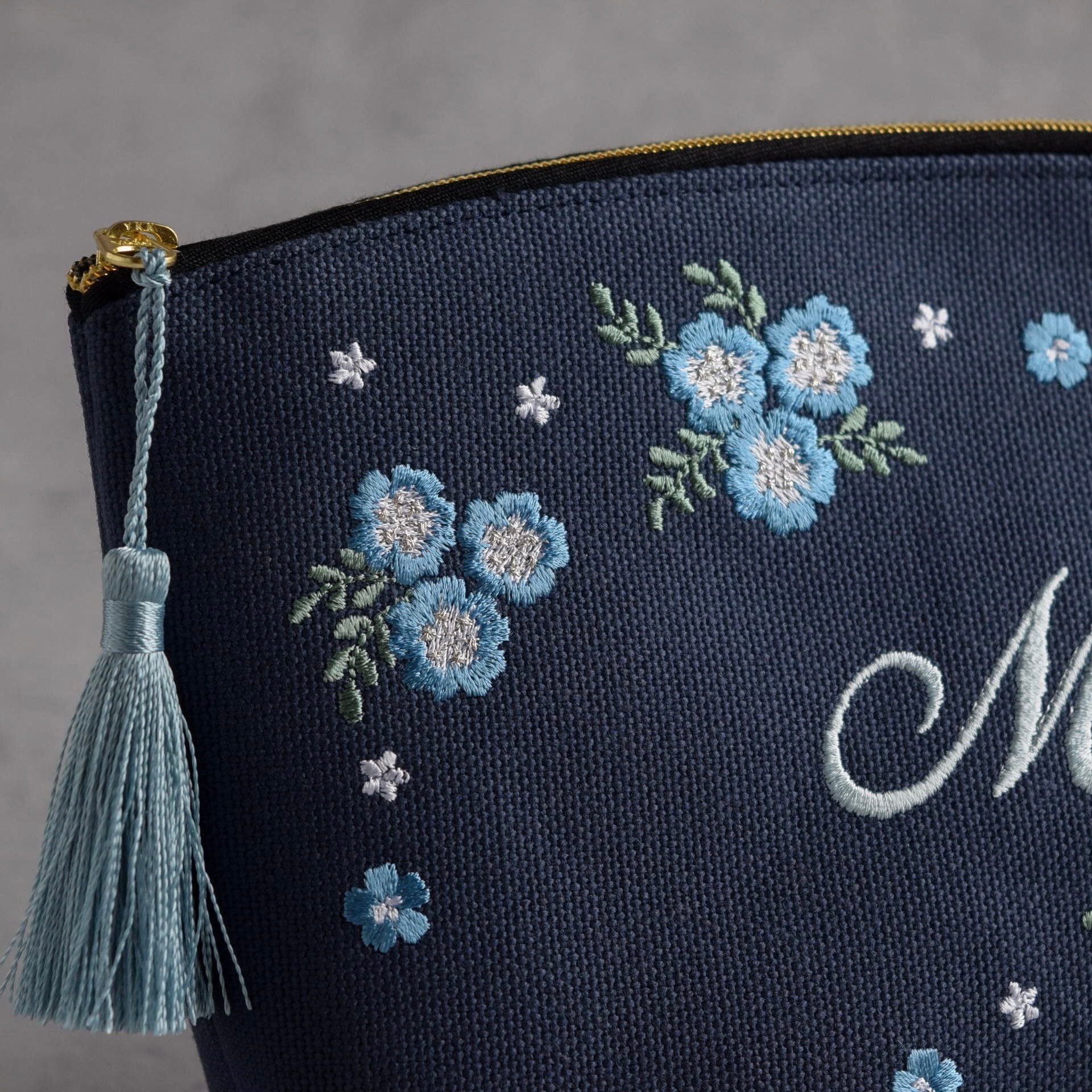 選べるイニシャル》ネモフィラの刺繍ポーチ マチあり コスメ 両面刺繍