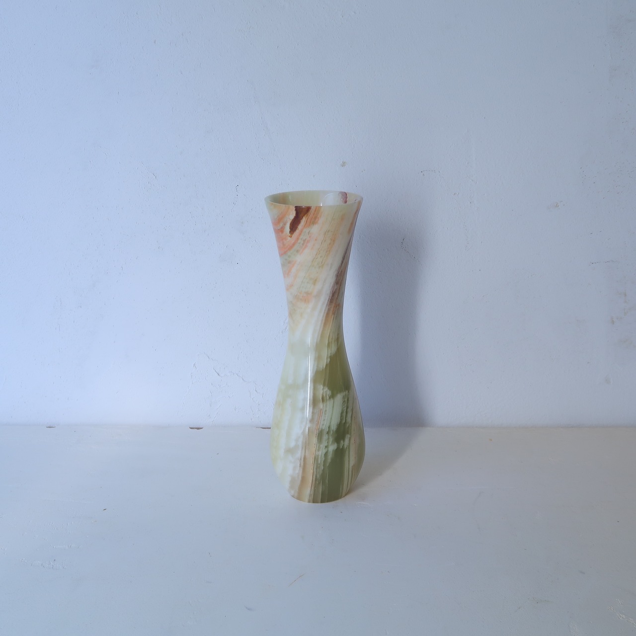 グリーンとホワイトの石の花瓶