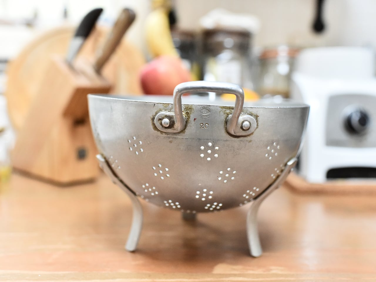 花形の水切り穴が可愛いアルミ製のコランダー フレンチアンティーク