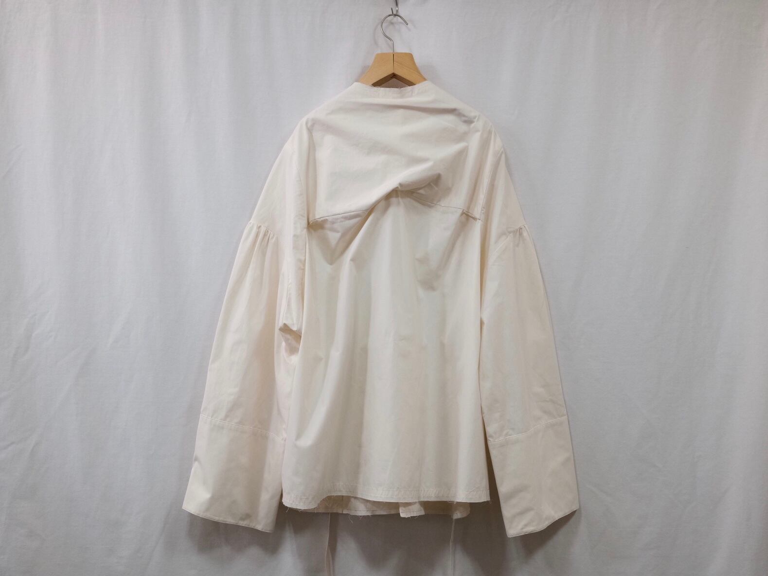 幅広の袖とたっぷりとした袖口TISCAR ESPARDAS THE PLEAT SHIRT