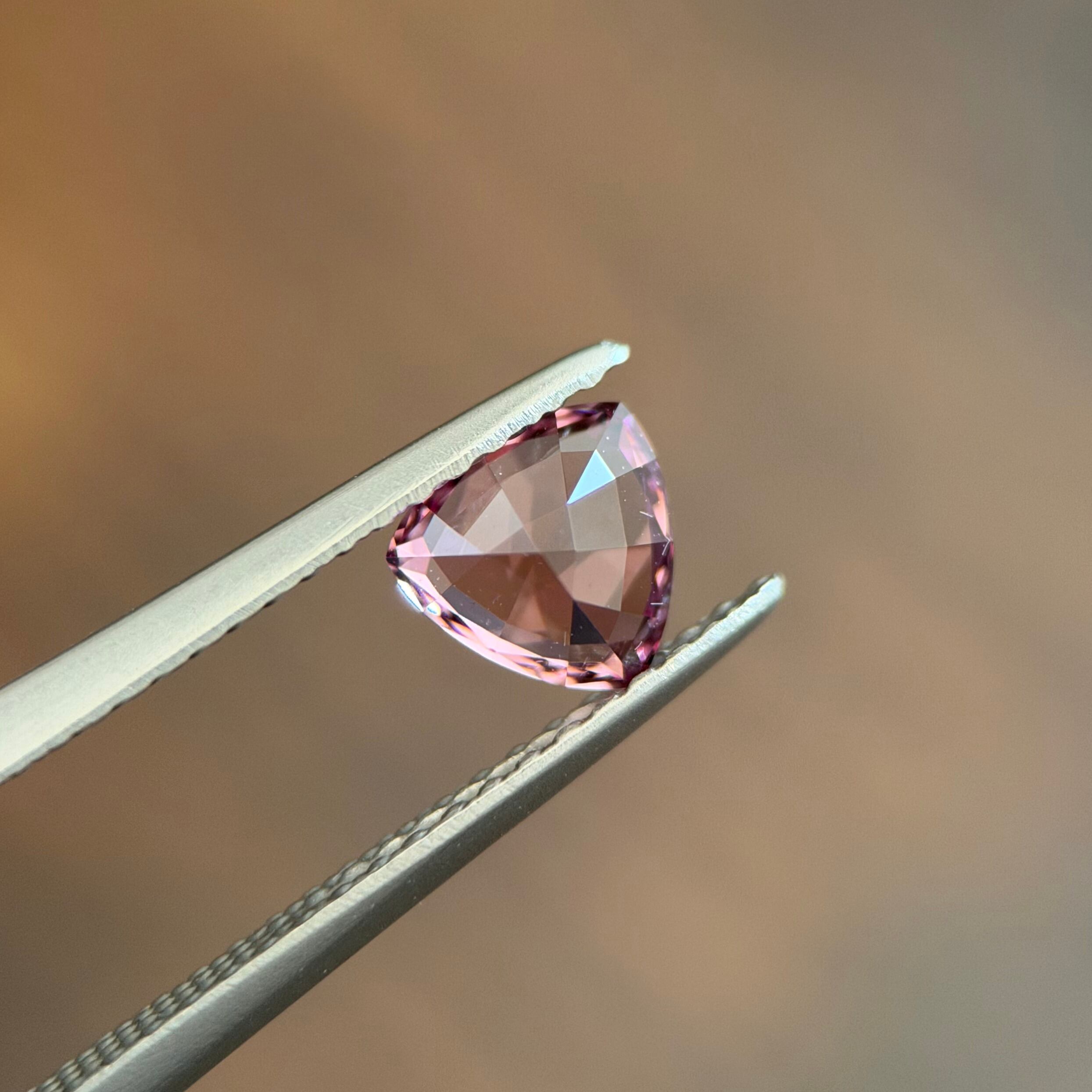 マラヤガーネット 5.5x5.5x3.4mm, 0.70ct, マダガスカル産 | ROSWAY