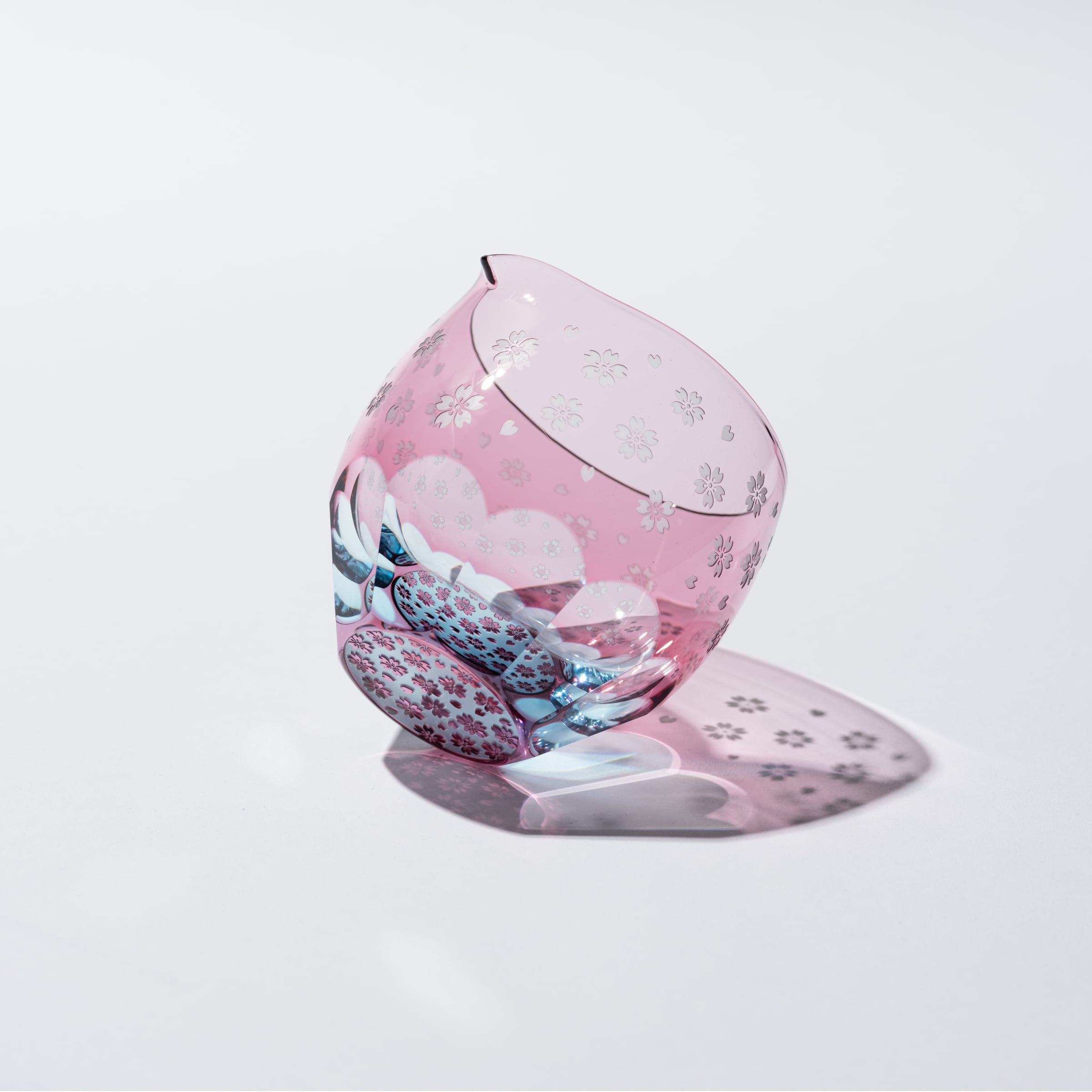 サクラサク（金赤×ライトブルー）片口 | 椎名切子（GLASS-LAB) 江戸