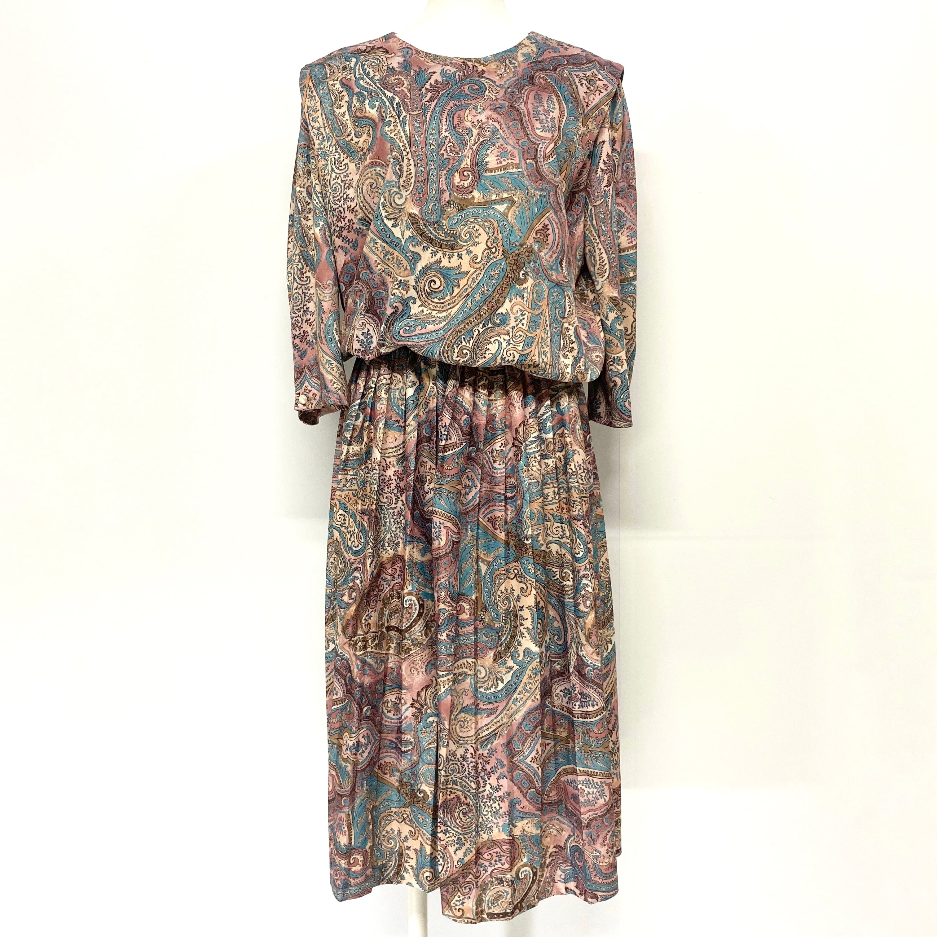 80年代 M C S Ltd ロング丈 ミモレ 膝下丈 総柄 ペイズリー柄 ギャザースリーブ 七分袖 プリーツ ワンピース ヴィンテージ レトロ タック ストレッチ入り ウエストゴム レディースxl相当 古着 ワンピース Sa Ws21 Cave 古着屋 公式 古着通販サイト 80年代 M C S Ltd ロング丈 ミモレ 膝下丈 総柄 ペイズリー柄 ギャザースリーブ 七分袖 プリーツ ワンピース ヴィンテージ レトロ タック ストレッチ入り ウエストゴム レディースxl相当 古着 ワンピース Sa Ws21 Cave 古着屋 公式 古着通販サイト