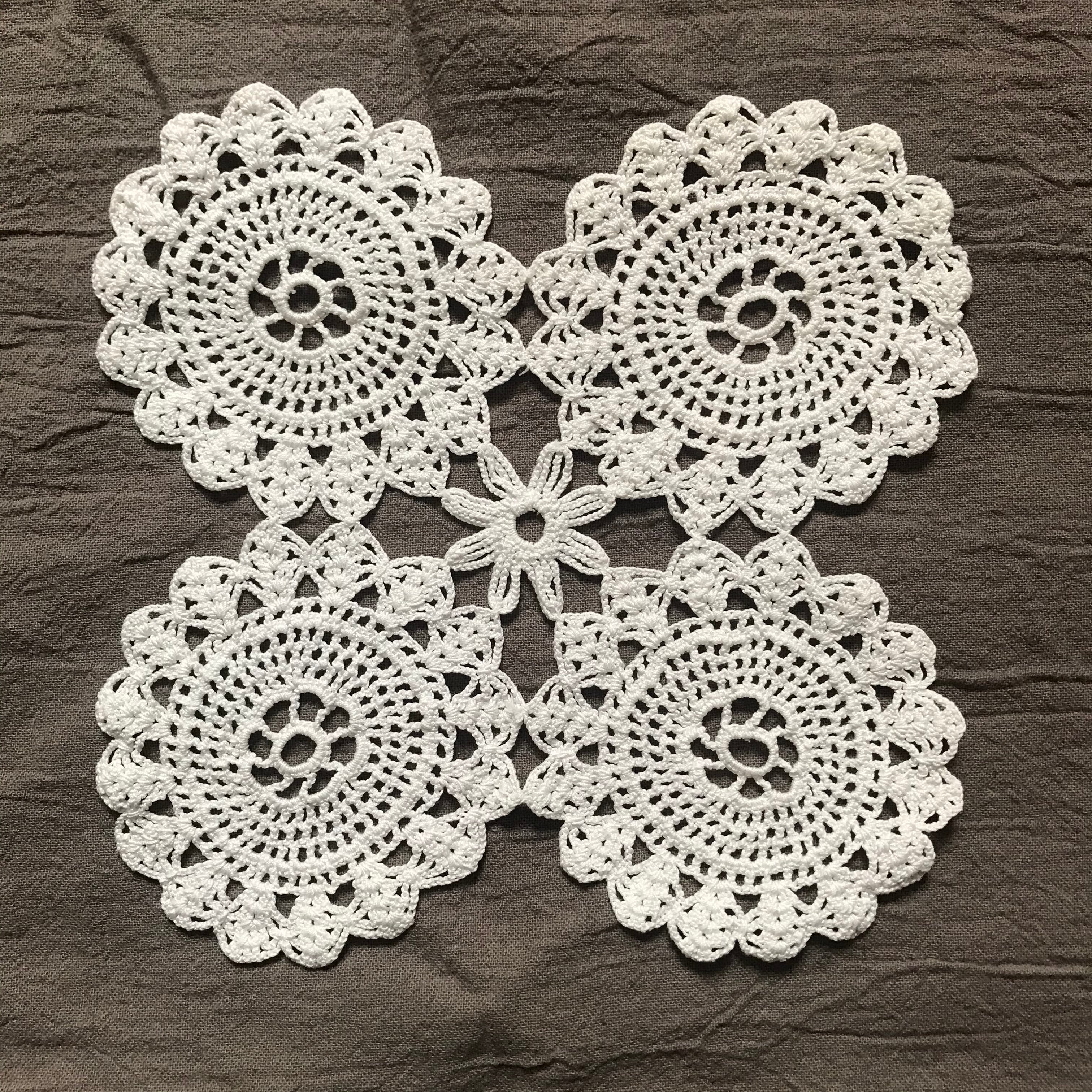 大きめの4つの丸のドイリー