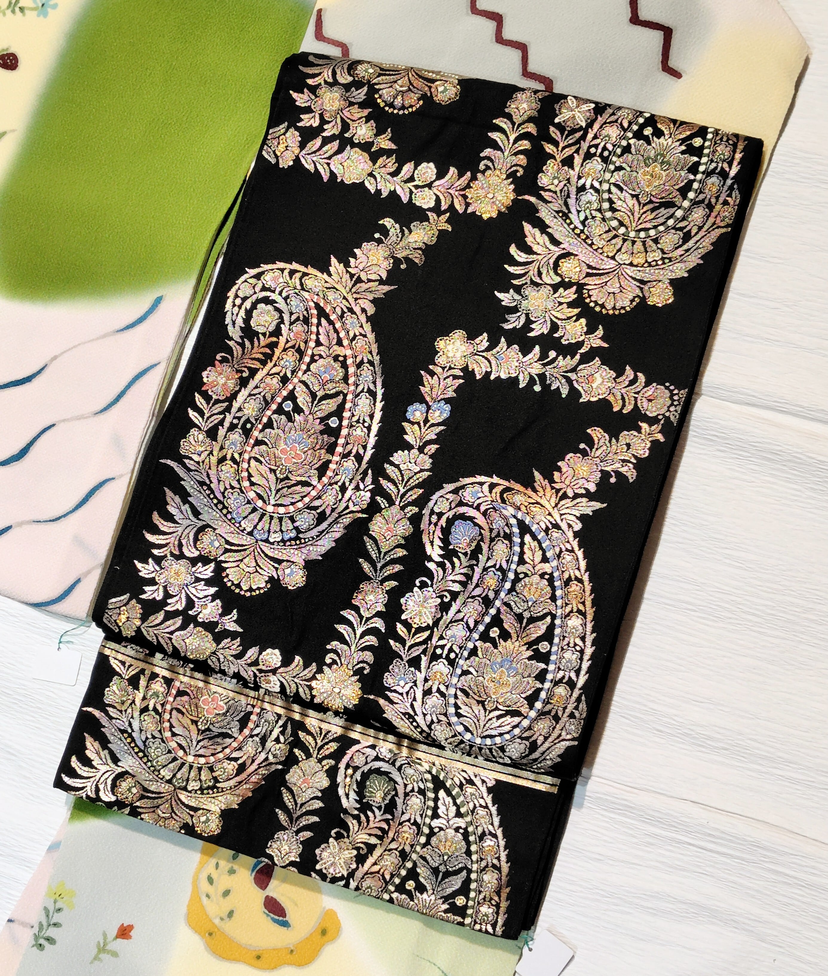 おまとめです。黒地に金のアクセントが映える洒落袋帯　正絹 おまとめです。黒地に金のアクセントが映える洒落袋帯 正絹 袋帯