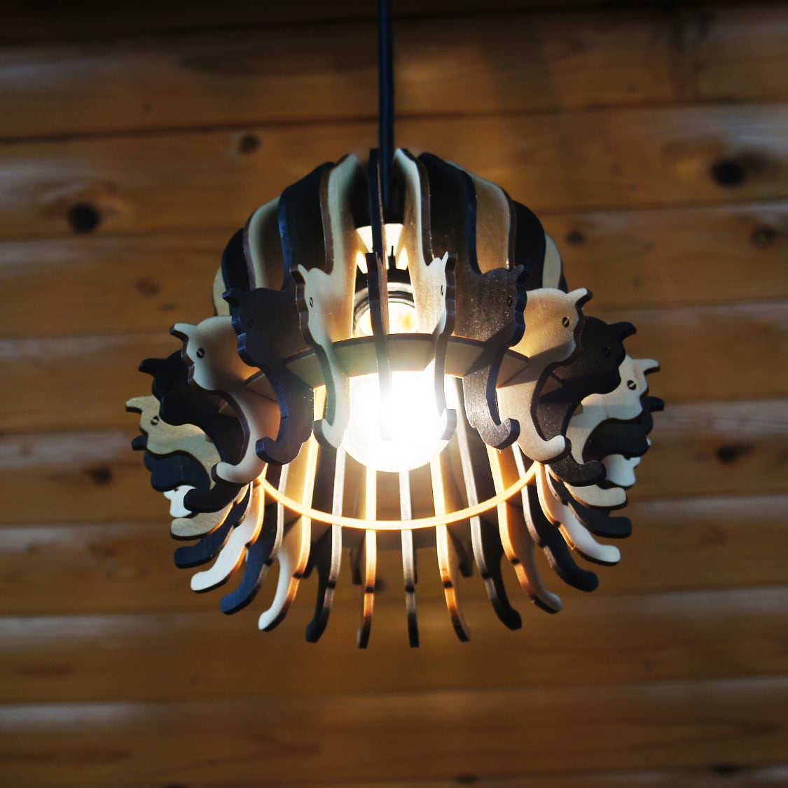 黒ねこと白ねこ」木製ペンダントライト 照明 北欧 おしゃれ