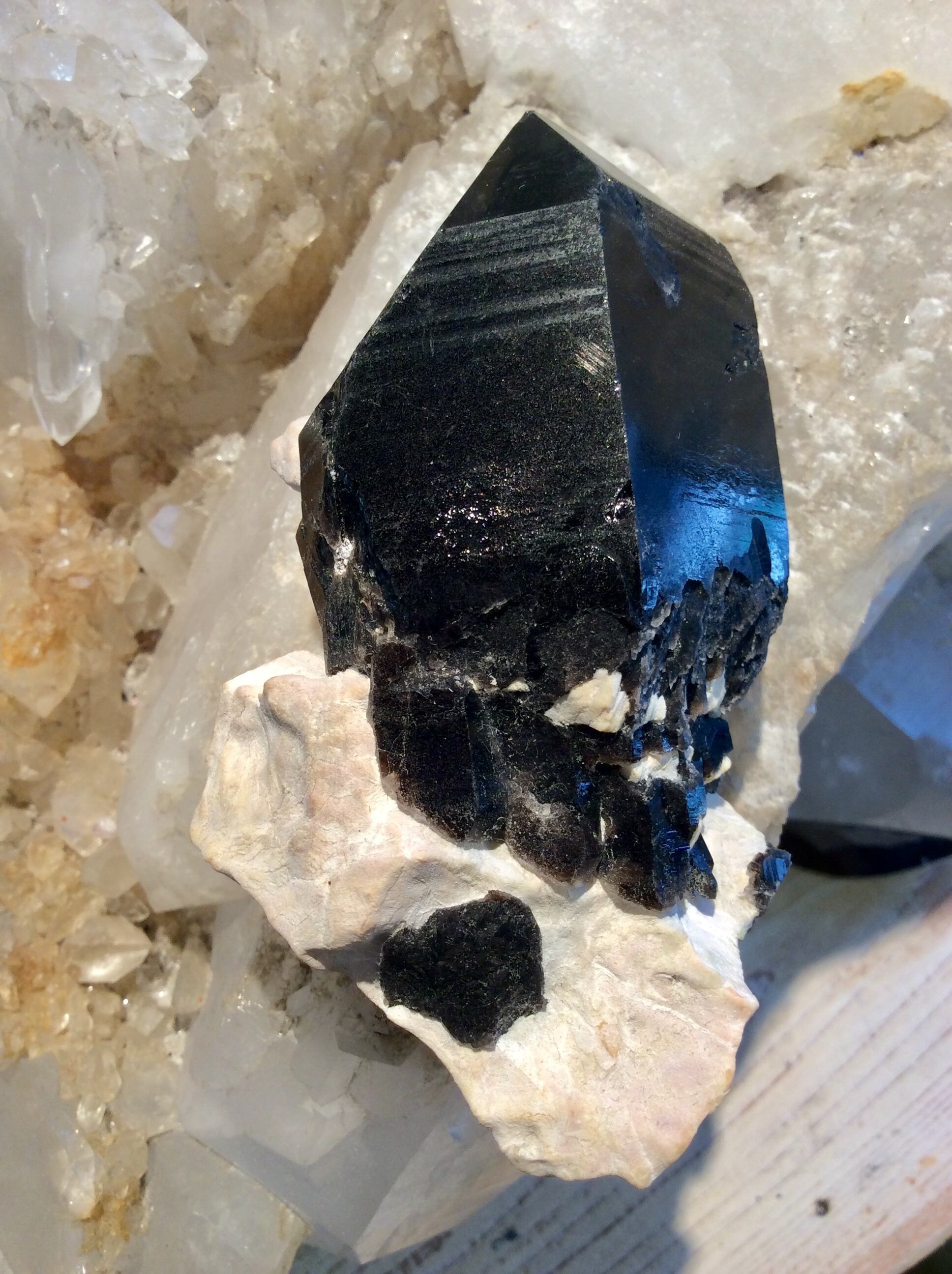 魔除け!モリオン黒水晶 母岩つき原石 006