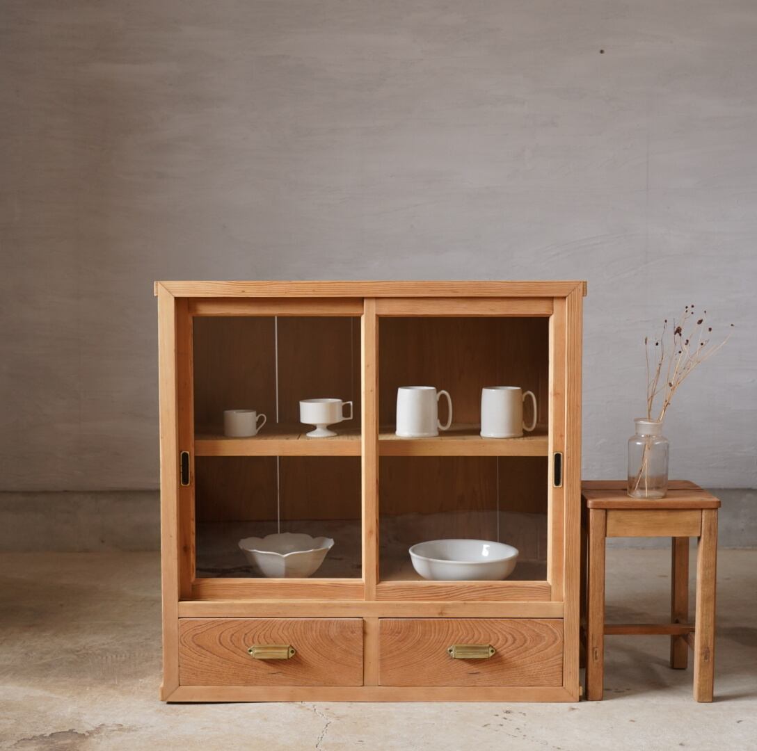 ガラス引き戸のキャビネット