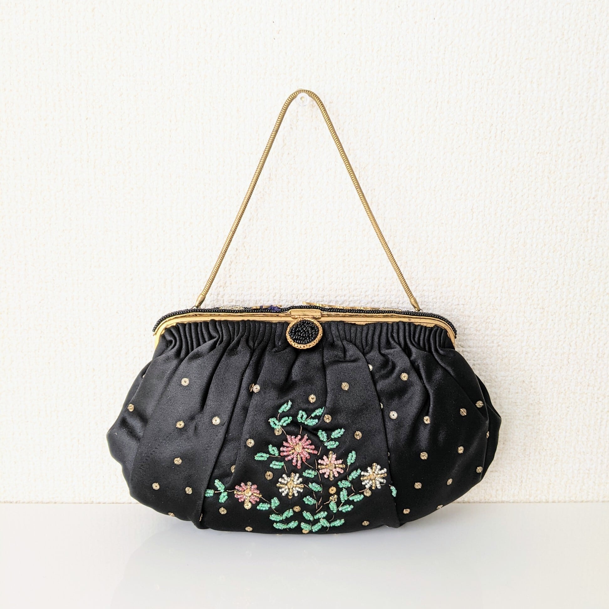Vintage】フランス製 ビーズ刺繍 黒×ゴールド パーティーバッグ Vintage】フランス製 ビーズ刺繍 黒×ゴールド パーティーバッグ