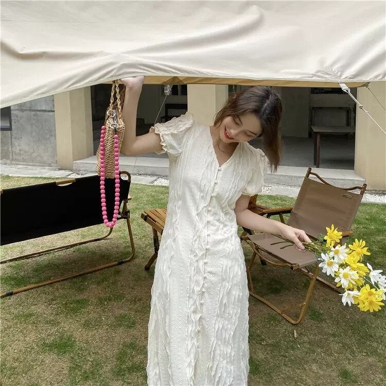 清楚可愛いミモレ丈 ミディアム丈 ワンピース ワンピ くるみボタン フリル Vネック パフスリーブ ホワイト Lamitte Deco トレンド 韓国ファッション ショップ Base店