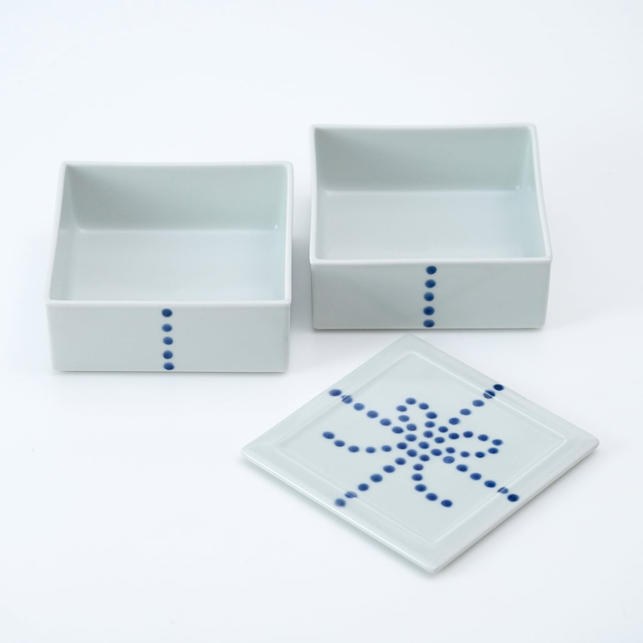 有田焼】福泉窯 染付変わり春秋・染付ぶどう 繭型蓋物 | 佐賀県有田町