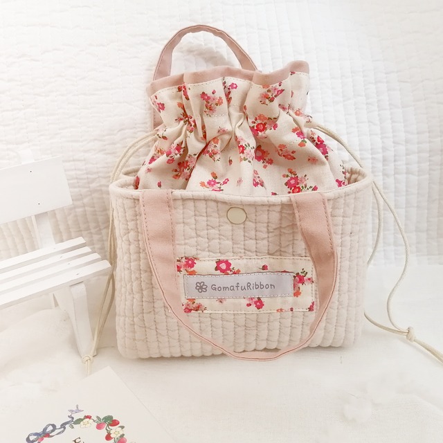 ヌビキルトのあおりポケット付き巾着ポーチ　ピンクの小花　デザインタグ
