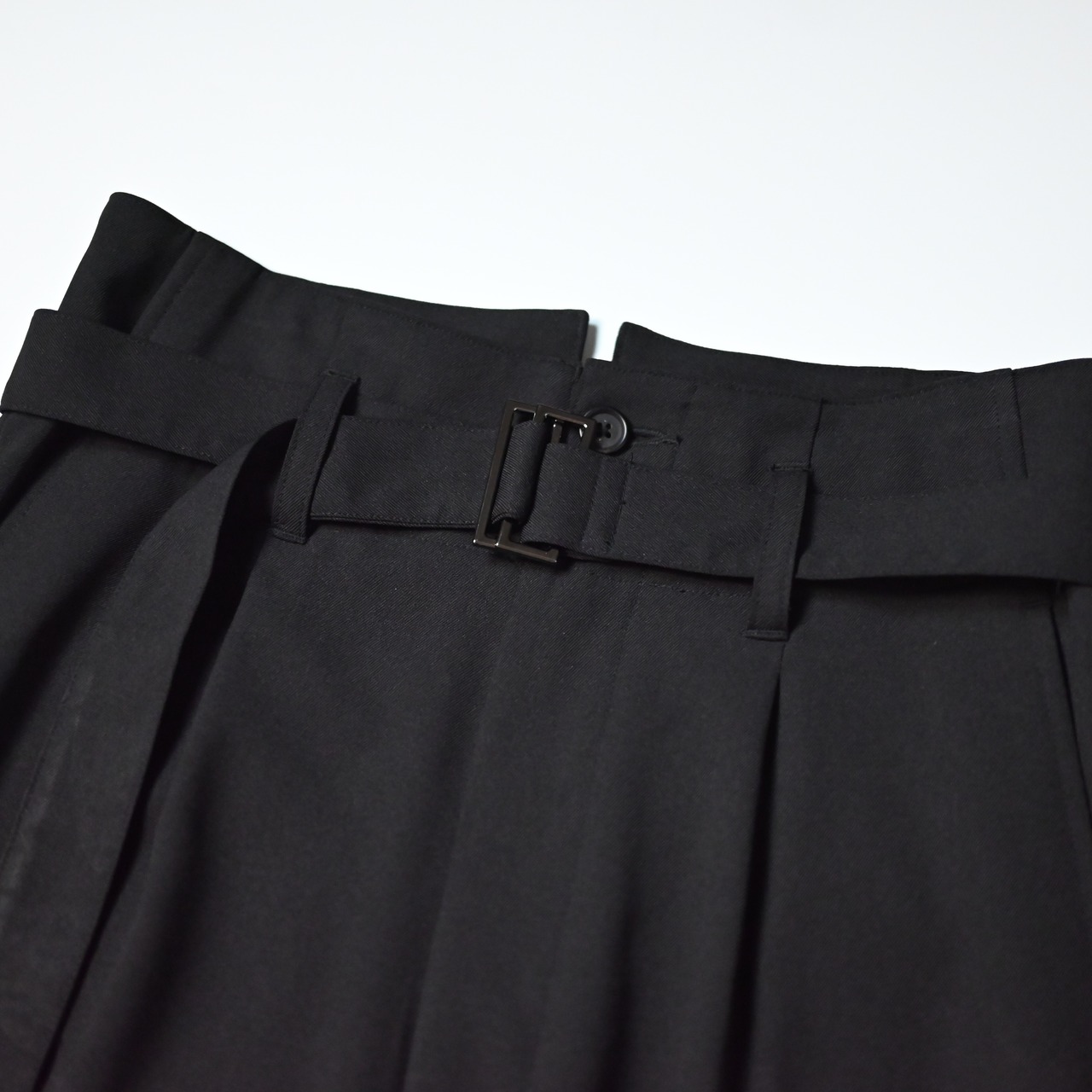 KUON / Single Pleated Belted Trousers