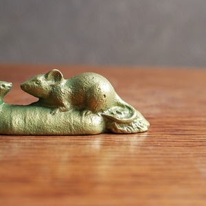 ネズミの親子の、かわいいペーパーウェイト