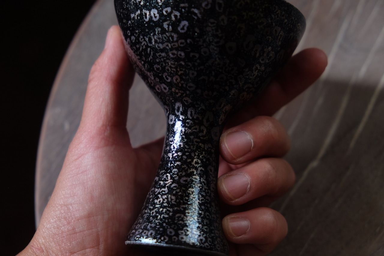 蓬莱鉄耀馬上盃/卯一　Horai Iron-Grazed Oil-spot high-stemmed sake cup/Uichi