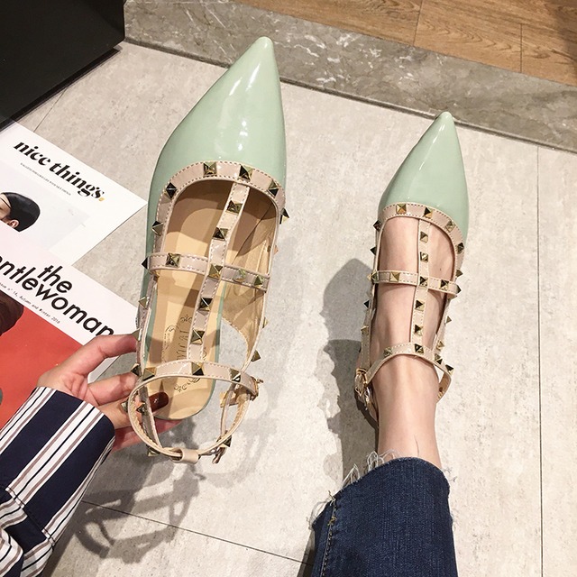 サンダル女性2020春新しいinsファッションワイルドネットレッドポインテッドリベットワードバックルフラットシューズ 部族の婦人靴4782412