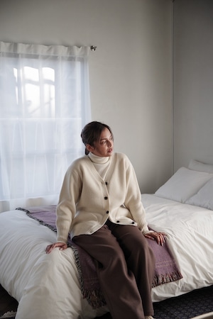 Hand Framed V-Neck C/D