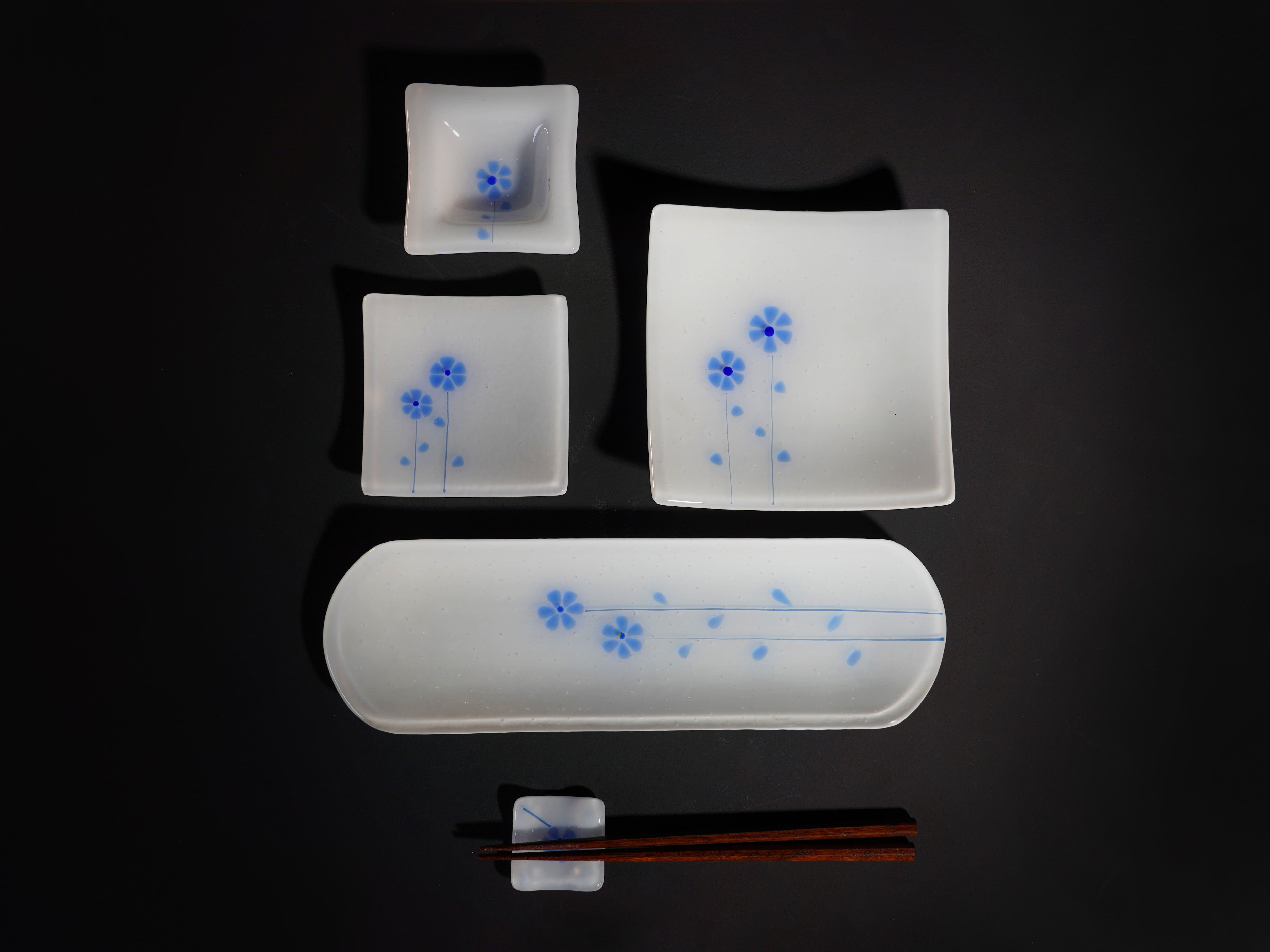 ガラス｜角皿】ブルー小花 M 150×150×25mm | アトリエ三春