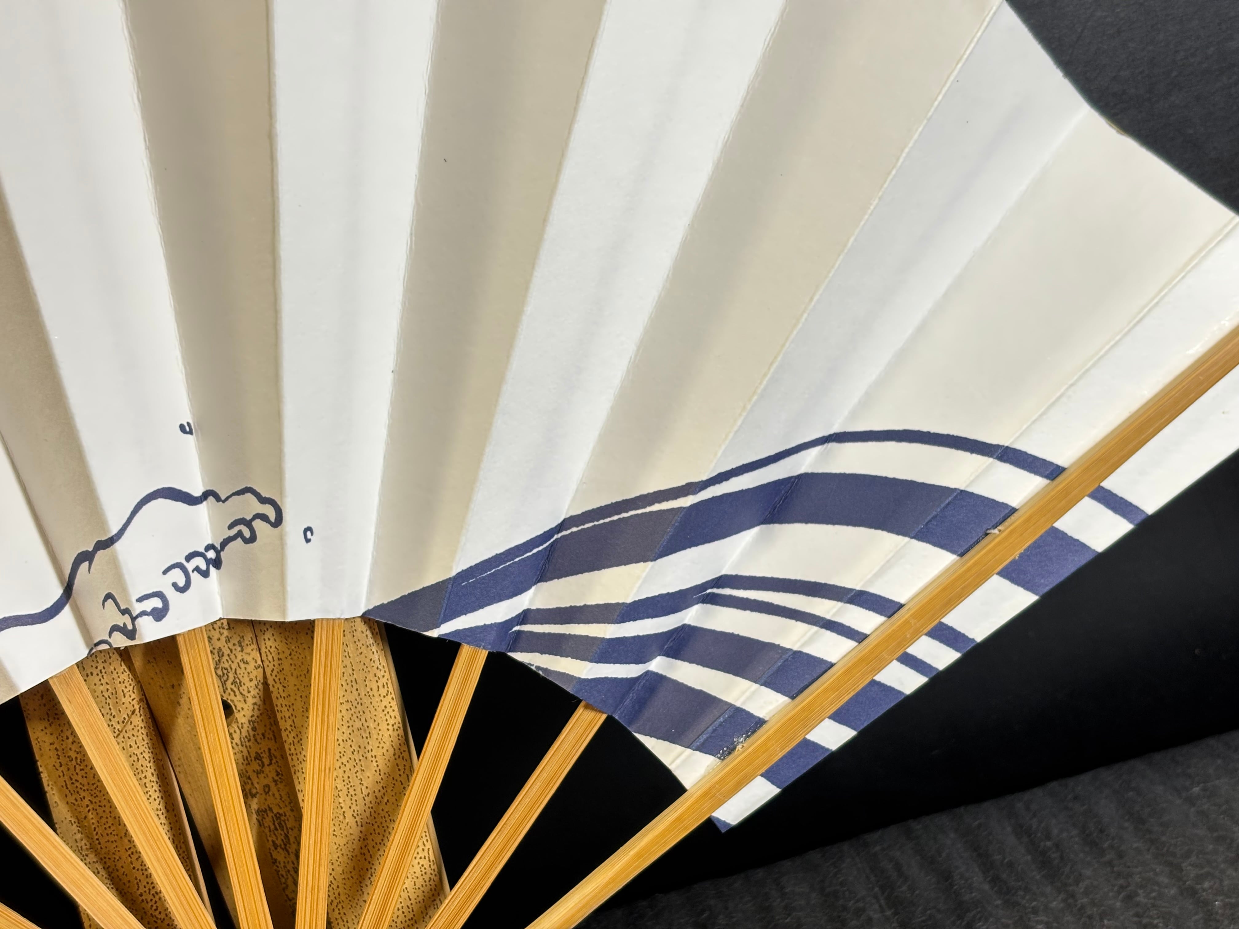 舞扇子 白地 プリント波柄【2411-302】 | 順扇堂オンライン