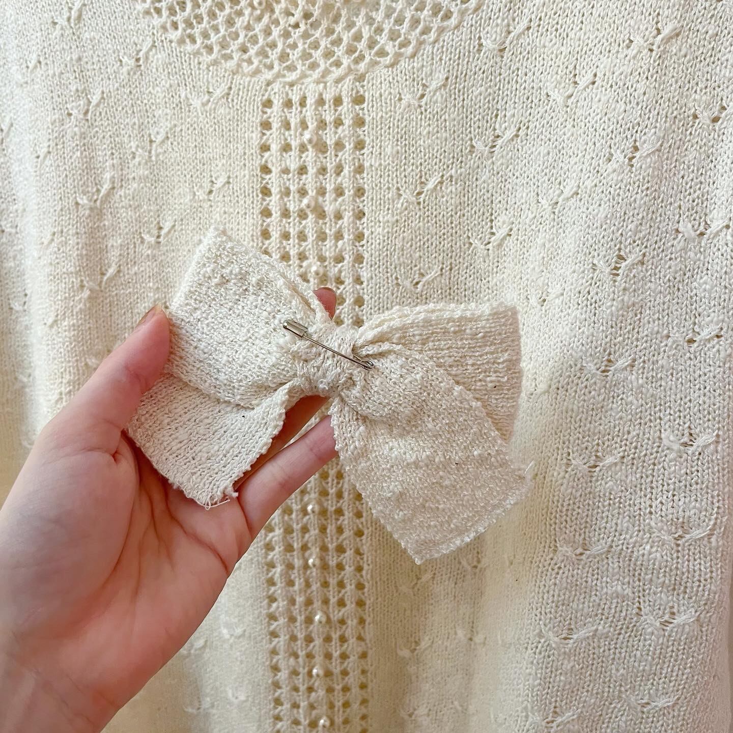 ribbon brooch off white knit po