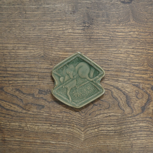 陽刻　宝尽くし干支皿 「方勝に午」青磁　Carving ”Amulet and zodiac”-Horse-celadon
