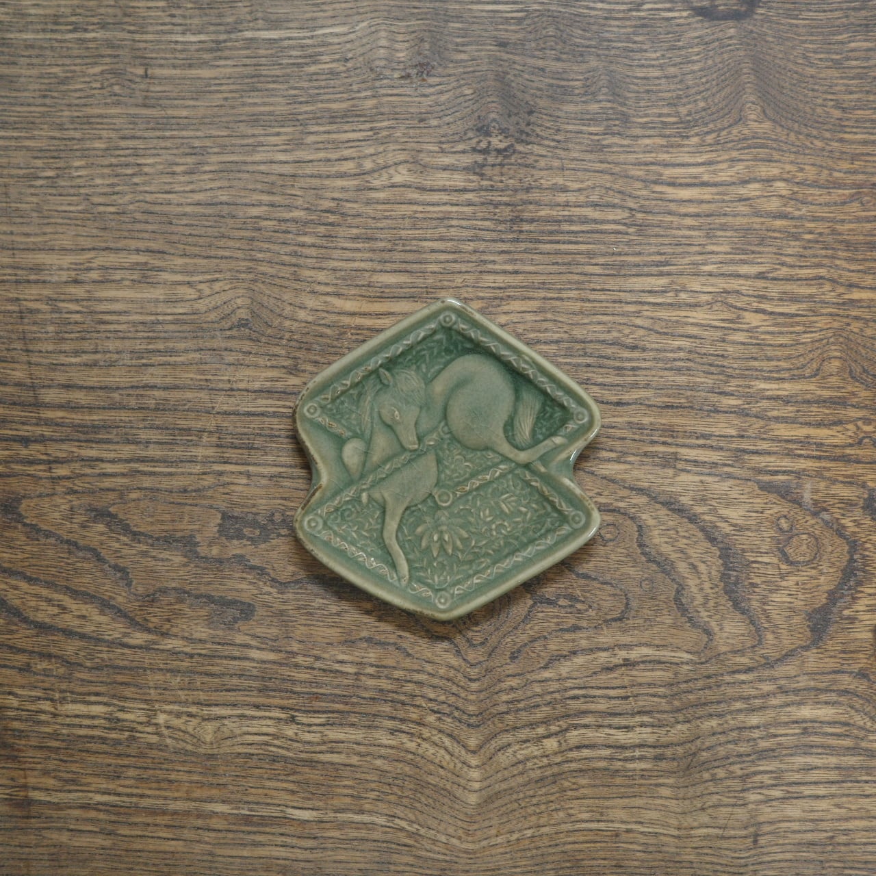 陽刻 宝尽くし干支皿 「方勝に午」青磁 Carving ”Amulet and zodiac”-Horse-celadon